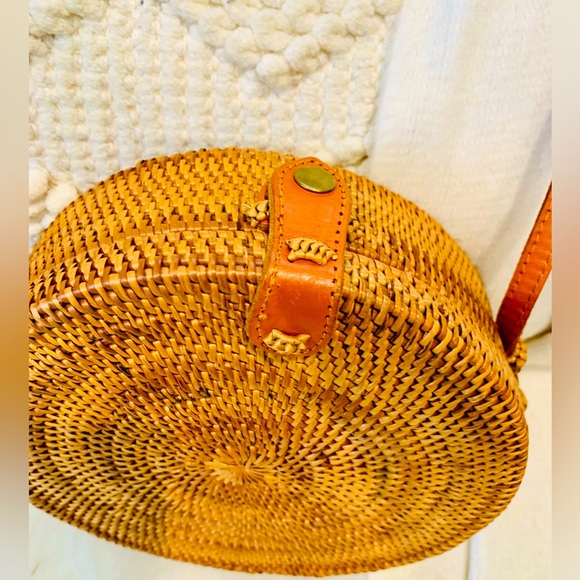 POPPY & SAGE NWOT ROUND RATTAN BASKET BAG WITH BLUE & WHITE STRIPED INTERIOR - Picture 3 of 5